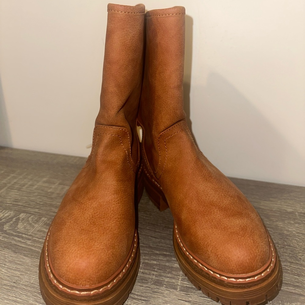 Roxy combat boots. New with tags. Size 5.5